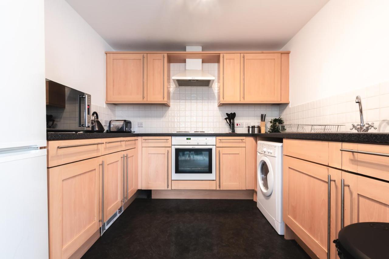 Spacious Comfort Haven: 2-Bed Smart Stay with Free Parking Southampton Exterior photo