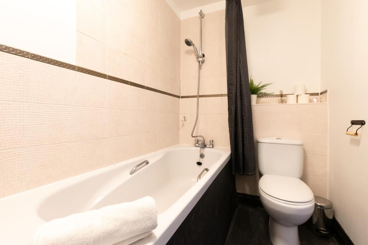 Spacious Comfort Haven: 2-Bed Smart Stay with Free Parking Southampton Exterior photo