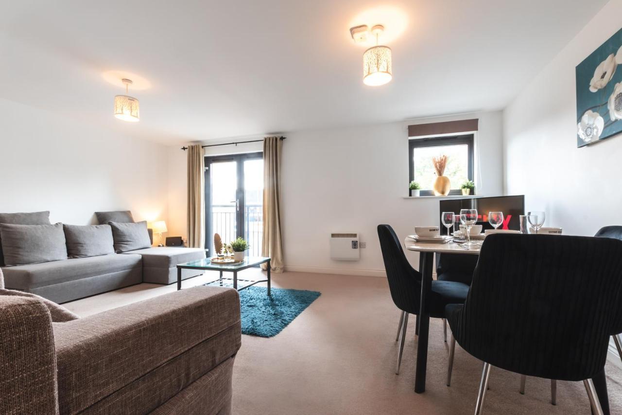 Spacious Comfort Haven: 2-Bed Smart Stay with Free Parking Southampton Exterior photo