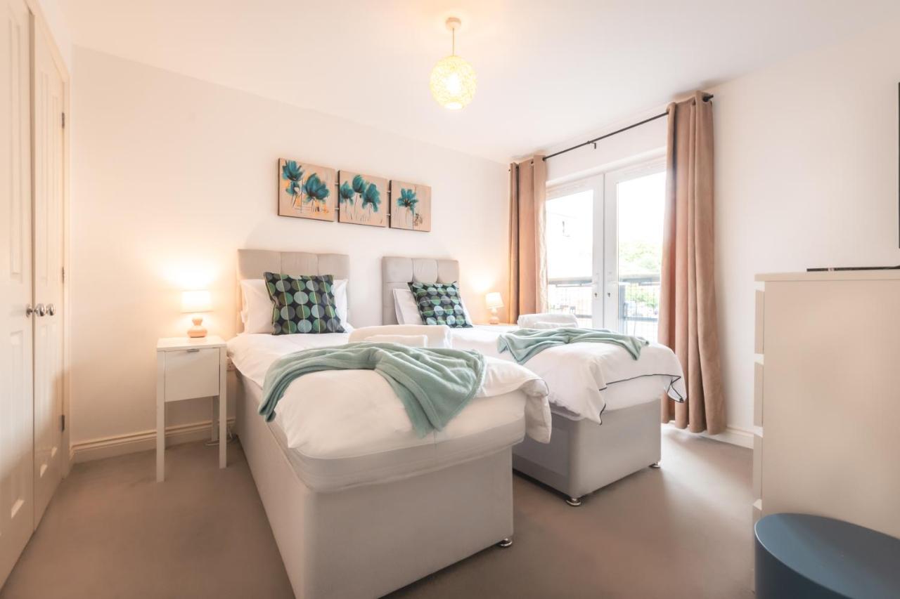 Spacious Comfort Haven: 2-Bed Smart Stay with Free Parking Southampton Exterior photo