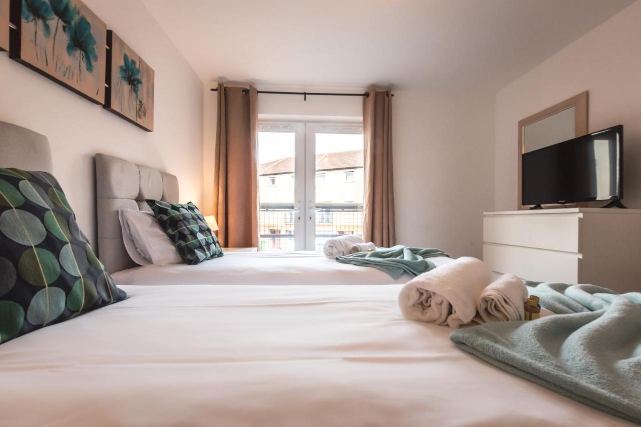 Spacious Comfort Haven: 2-Bed Smart Stay with Free Parking Southampton Exterior photo
