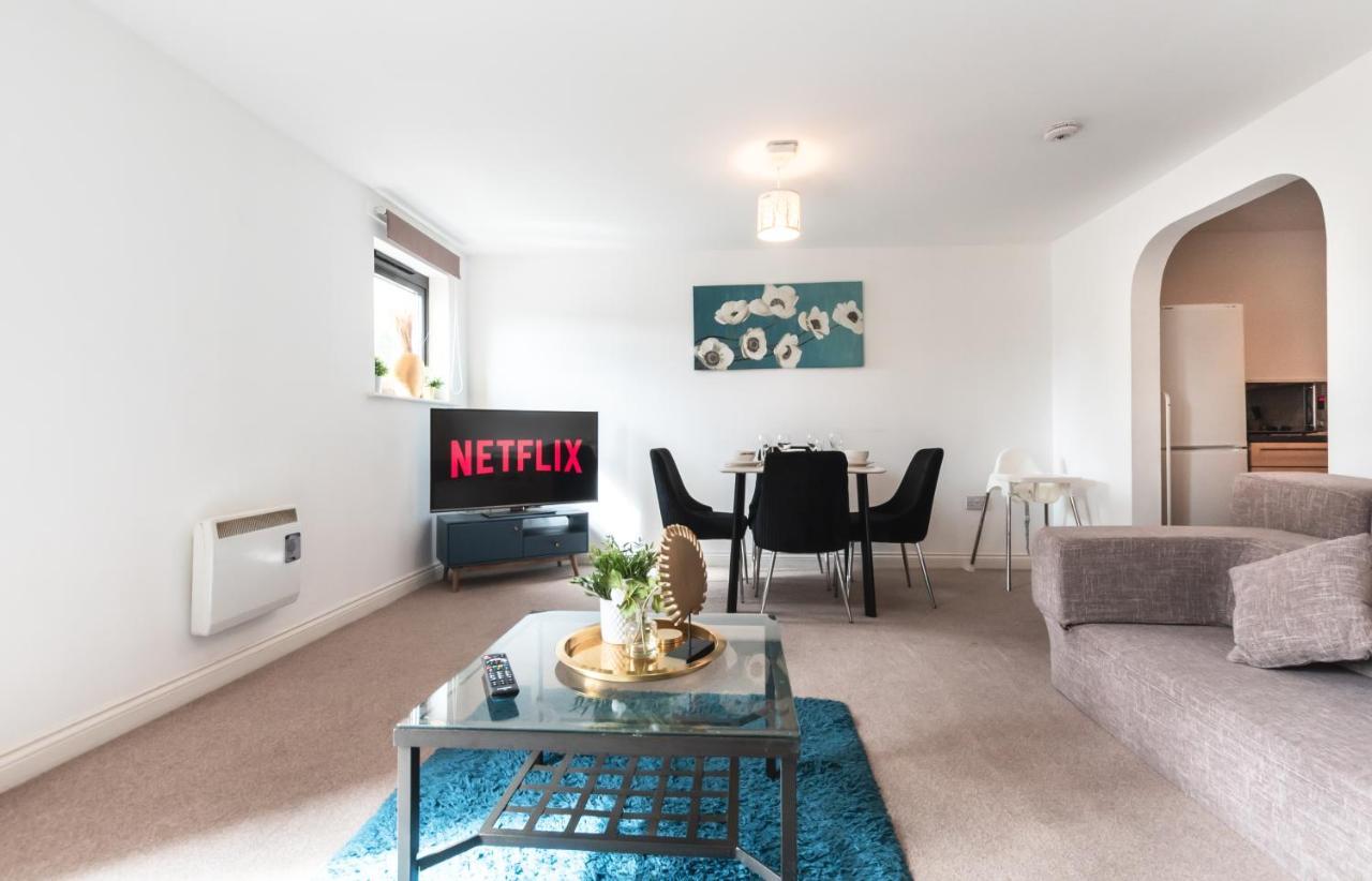 Spacious Comfort Haven: 2-Bed Smart Stay with Free Parking Southampton Exterior photo